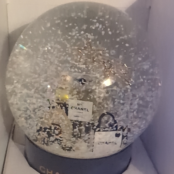 CHANEL Snow Globe with Black and Gold Details - Picture 4 of 4